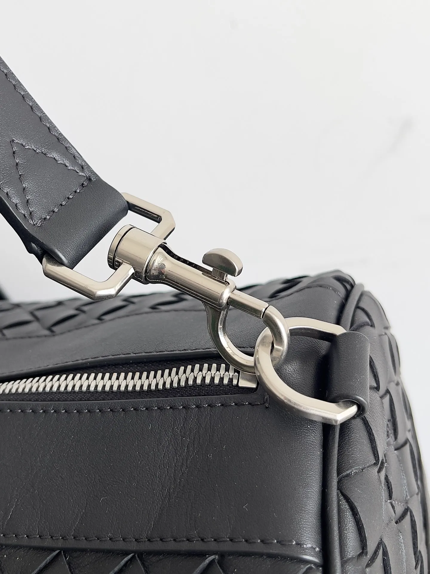 Batch 3560 BV woven large travel bag. A very recognizable travel bag. This travel bag is unique and uses classic weaving technology to make travel exquisite. The large-capacity design meets daily short-distance travel and is very suitable for elites who often travel on business. Style number: 650066 Size: 50*27*24cm